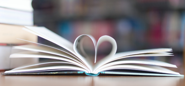 Um livro aberto com formato de coração nas páginas